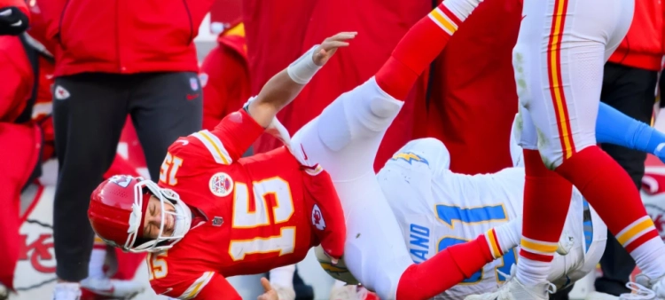 Patrick Mahomes, quarterback de los Chiefs, resulta lesionado después de ser derribado por Da’Shawn Hand, tackle defensivo de los Chargers.