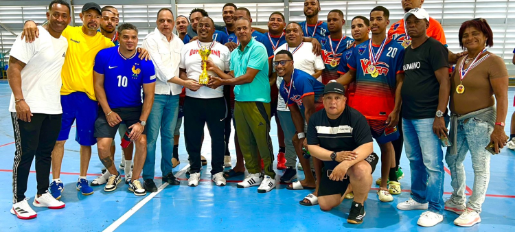 Equipo de La Vega que se proclamó como campeón del torneo nacional de balonmano.