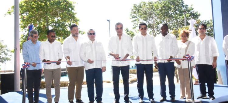 El presidente Abinader acompañado del ministro de la Presidencia, José Ignacio Paliza, el ministro de Turismo, David Collado, el ministro de Medio Ambiente, Paíno Henríquez, y otros funcionarios, corta la cinta inaugural.