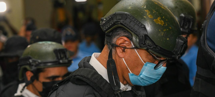 Santiago Hazim, exdirector ejecutivo de Senasa, sale cabizbajo de la sala de audiencias tras recibir 18 meses de prisión preventiva. Foto: Jorge Martínez.