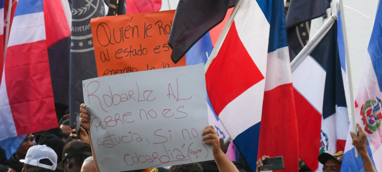 Ciudadanos protestan en las afueras del Palacio de Justicia de Ciudad Nueva por caso Senasa.