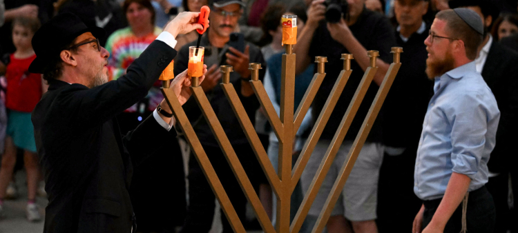 Los dolientes se reunieron en un homenaje en el Bondi Pavillion en memoria de las victimas del tiroteo ocurrido en la playa Biondi.