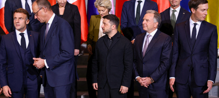 Foto grupal de ayer 15 de diciembre de 2025 en la Cancillería en Berlín, donde se reunieron varios lideres europeos para conversar sobre cómo poner fin a la guerra desgarradora entre Rusia y Ucrania.