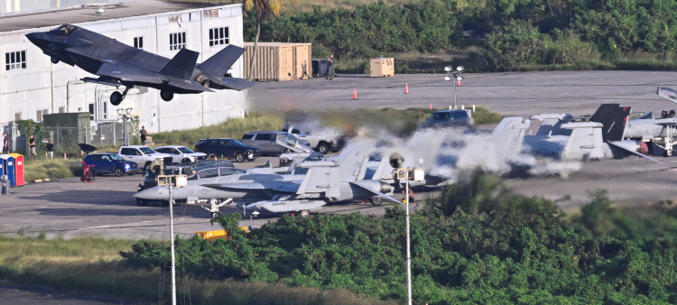 Un avión de combate F-35B del Cuerpo de Marines de EE. UU. despega del Aeropuerto José Aponte de la Torre, antigua Estación Naval Roosevelt Roads, el 15 de diciembre de 2025 en Ceiba, Puerto Rico.