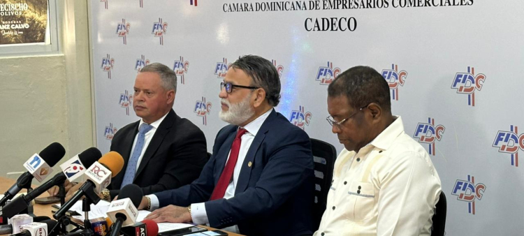 Federación Dominicana de Comerciantes, en el centro Iván García.