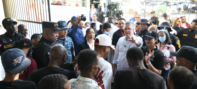 Roberto Santana, director general de Servicios Penitenciarios y Correccionales, les explica a los privados de Libertad de La Victoria que si no quieren estar en Las Parras los devuelve. Martes 16 de diciembre de 2025.