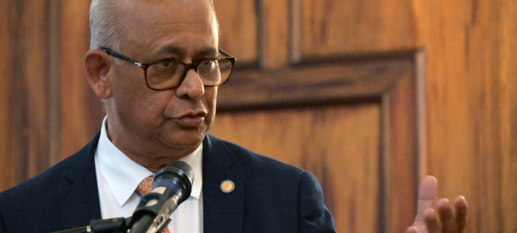 El Secretario General de la Organización de los Estados Americanos (OEA), Albert Ramdin, habla durante la firma de un acuerdo sobre seguridad multidimensional para fortalecer los mecanismos de cooperación, en la sede de la Cancillería en Quito, el 20 de octubre de 2025.