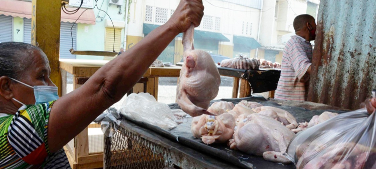 Consumidores denuncian aumento en la libra del pollo.