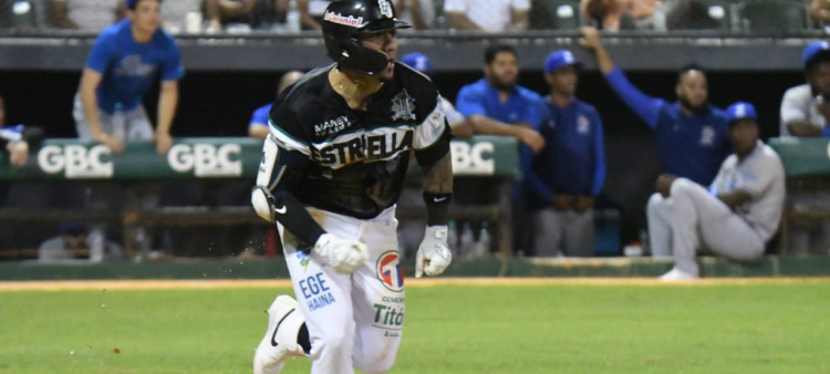 Ismael Munguia, de las Estrellas, corre hacia la inicial tras su hit remolcador de dos carreras en la séptima entrada.