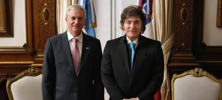 Ambos dirigentes se conocían de forma personal. Aunque ambos son conservadores —se oponen por ejemplo al aborto— Kast es un político convencional, alejado del modelo disruptivo de Milei.