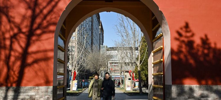 Una pareja visita un parque en Pekín el 3 de enero de 2026.
Una década después de que China eliminara su estricta política de hijo único e implementara la de dos hijos en enero de 2016, el país se enfrenta a una inminente crisis demográfica.