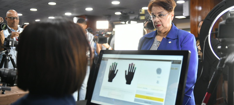 Este jueves se inició con la captura de datos biométricos y personales (y posterior entrega) a los servidores públicos de la Junta Central Electoral