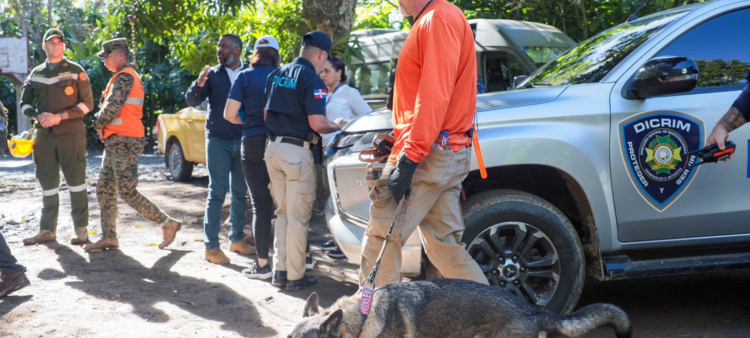 Agentes del FBI y el procurador adjunto Wilson Camacho durante la búsqueda de la niña Brianna Genao.
