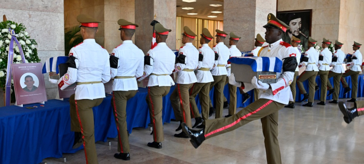Guardias cubanos del Batallón Ceremonial portan los restos mortales mientras participan en las honras fúnebres de los 32 soldados cubanos fallecidos durante la incursión estadounidense para capturar al líder venezolano Nicolás Maduro, en el Ministerio de las Fuerzas Armadas Revolucionarias en La Habana el 15 de enero de 2026.