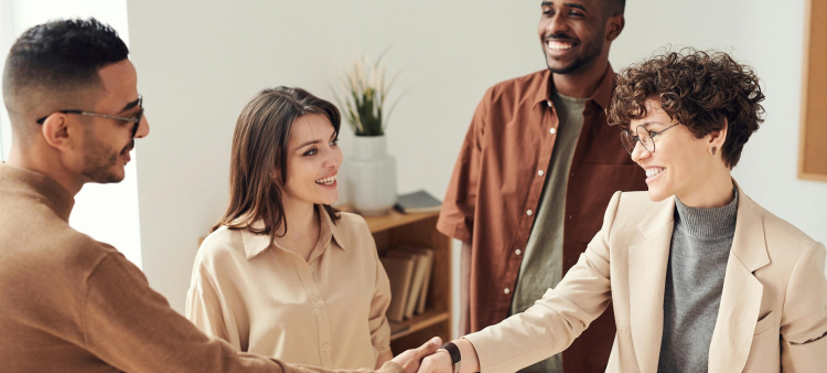 Saludar sigue siendo uno de los actos más simples y, en ocasiones, más olvidados.