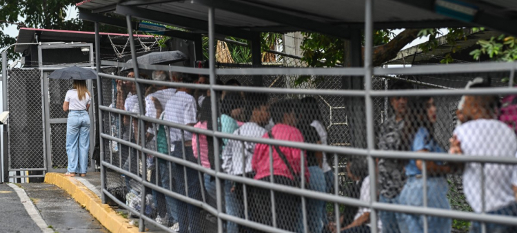 Familiares esperan noticias sobre la liberación de presos fuera de la prisión El Rodeo I en Guatire, Estado Miranda, a unos 30 kilómetros al este de Caracas, el 16 de enero de 2026.
Venezuela ha puesto en libertad a un checo detenido en septiembre de 2024 junto con cuatro estadounidenses y dos españoles por un presunto complot para asesinar al entonces presidente Nicolás Maduro, dijo el ministro de Asuntos Exteriores checo el 16 de enero.