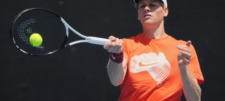 El italiano Jannik Sinner pega un derechazo en una sesión de práctica antes del Abierto de Australia en Melbourne el viernes 16 de enero del 2026.
