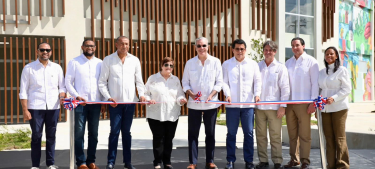 El presidente Luis Abinader corta la cinta que dejó inaugurada la plaza multiuso.