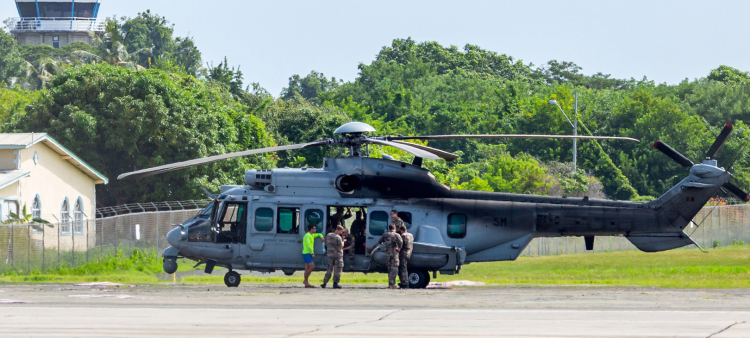 Fotografía del 6 de diciembre de 2025 que muestra integrantes de Fuerzas Armadas estadounidenses en un helicóptero militar en el aeropuerto de Crown Point en Tobago (Trinidad y Tobago).
