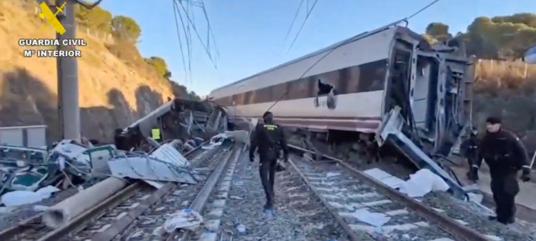 Este hecho cobró la vida de 39 personas y dejó un centenar de heridos en el accidente ferroviario ocurrido el domingo en España.