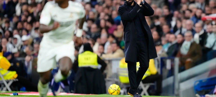 El técnico del Real Madrid Álvaro Arbeloa durante el partido contra Levante en la Liga Española, el 17 de enero de 2026.