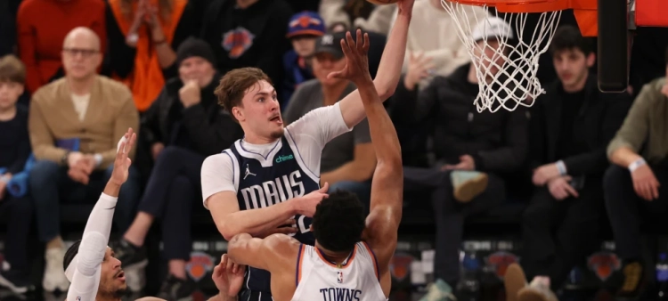 Cooper Flagg, de Dallas, se enfila a la canasta superando a Karl-Anthony Towns, de los Knicks, durante el juego de la NBA, el 19 de enero de 2026, en Nueva York.