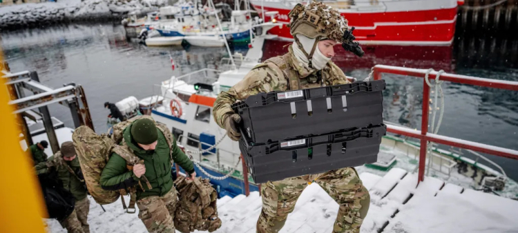 Soldados daneses desembarcan el domingo 18 de enero de 2026 en el puerto de Nuuk, Groenlandia.