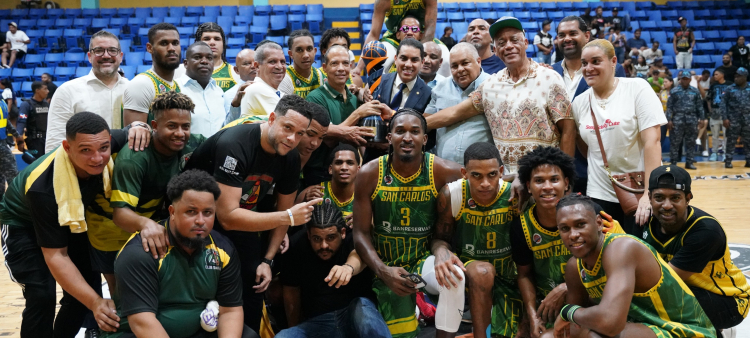 Robinson Portorreal y Óscar Peña Oscar Peña, del Banreservas, entregan la Copa Banreservas a Agustín Espinosa, directivo del club San Carlos, en compañía de Leo Corporán, Fernando Geraldino y José Boyón Domínguez. En la gráfica los nuevos monarcas del Clásico de Baloncesto -Boyón- Domínguez posan sonrientes con su título de campeón.