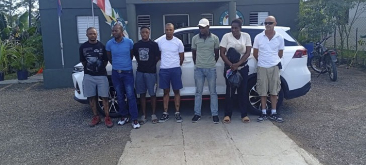 El canadiense Creamer Troy James junto a haitianos indocumentados