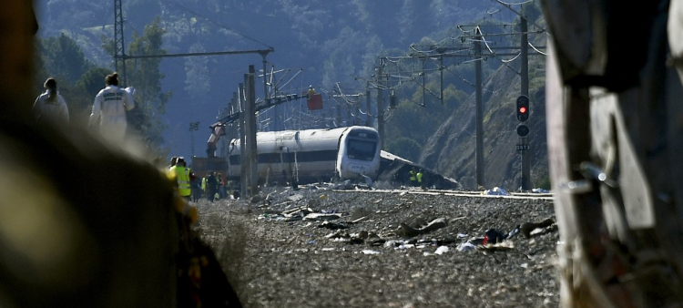 Una imagen tomada el 20 de enero de 2026 muestra un tren de alta velocidad Iryo que descarriló y chocó con otro tren (al fondo) dos días antes, en Adamuz, sur de España.