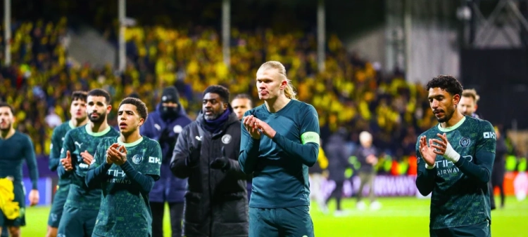 Erling Haaland, al centro, del Manchester City, aplaude al público tras la derrota 3-1 ante Bodo Glimt en la Liga de Campeones, el 20 de enero de 2025 en Bodo, Noruega.