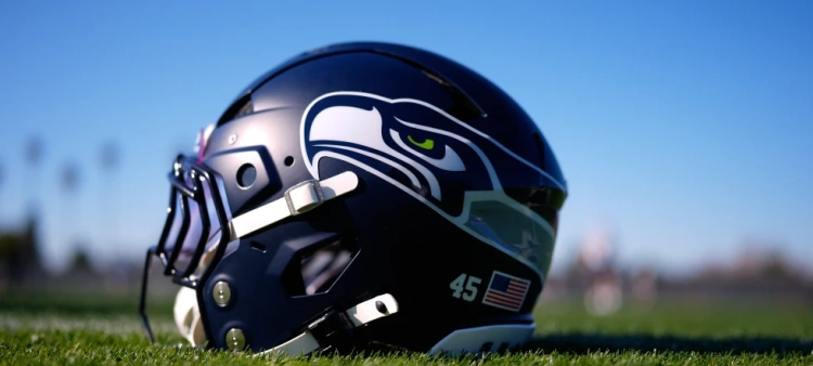 Un casco de los Seahawks de Seattle se observa durante una práctica de fútbol americano del Super Bowl de la NFL el 4 de febrero de 2026, en San José, California.