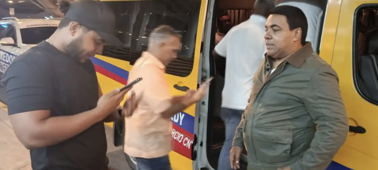 Ciudadanos abordan una de las unidades de transporte de la CNTU que operan de madrugada