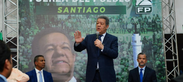 Leonel Fernández durante el acto de la Fuerza del Pueblo en Santiago
