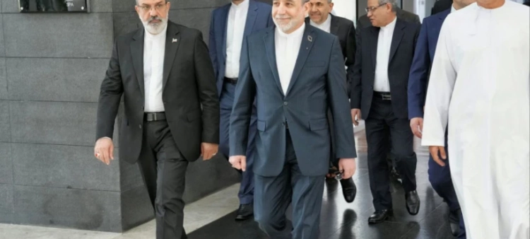 El ministro de Relaciones Exteriores iraní, Abbas Araghchi, al centro, camino a las conversaciones con Estados Undos en Mascate, Omán, ayer.