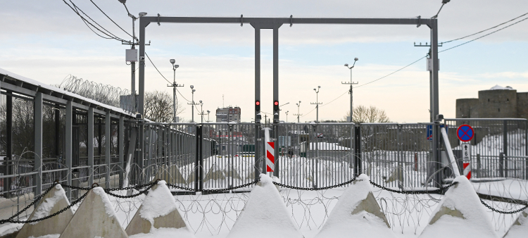 El 15 de enero de 2026 se instalan barreras antitanques conocidas como "dientes de dragón" y alambre de púas en el puente fronterizo de Narva, en la frontera entre Estonia y Rusia