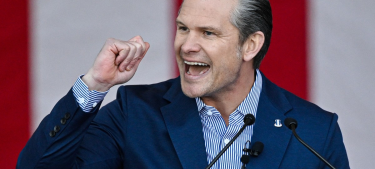 El secretario de Defensa de Estados Unidos, Pete Hegseth, quien afirmó que el Pentágono revisará sus vínculos con todas las universidades de la Ivy League para la formación y educación militar.