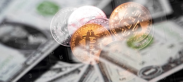 En esta ilustración fotográfica, aparecen representaciones físicas de Bitcoin y billetes de dólar.