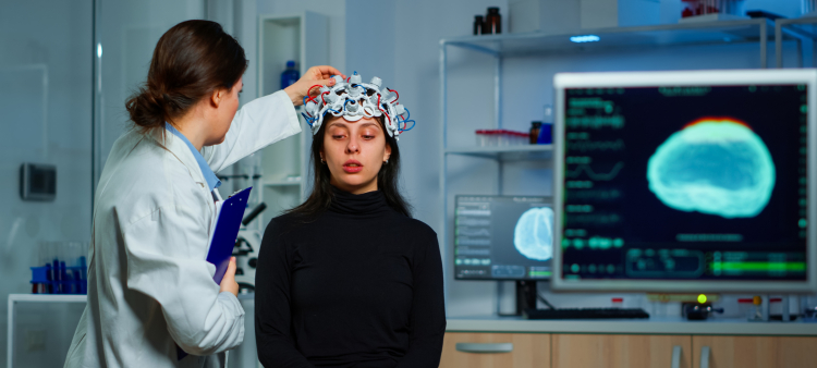 Hay dos grandes tipos de crisis epilépticas: las generalizadas, que surgen en redes de neuronas distribuidas por los dos hemisferios del cerebro, y las focales, que son aquellas que se originan un solo hemisferio.