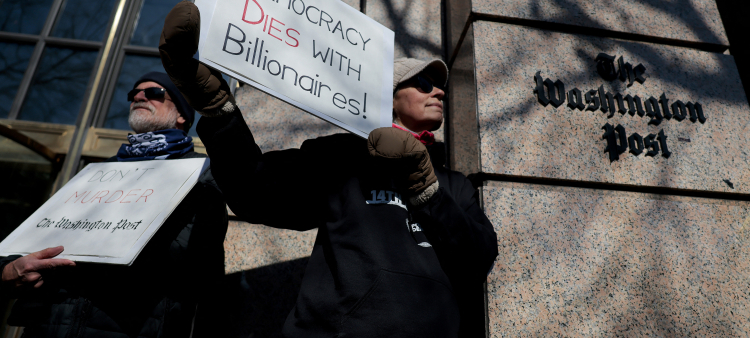 Miembros del sindicato se unen a otros manifestantes durante una manifestación frente a las oficinas del Washington Post el 5 de febrero de 2026 en Washington, D.C.
