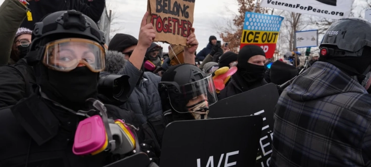 Contramanifestantes protestan contra Jake Lang el sábado 7 de febrero de 2026, en Minneapolis.