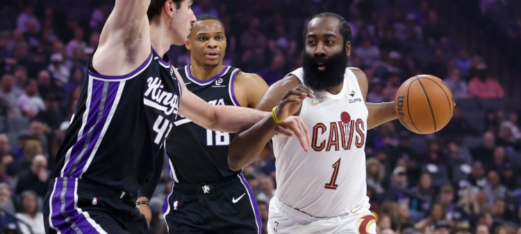 James Harden se dirige al canasto en busca de dos puntos en el exito de los Cavaliers sobre los Kings.