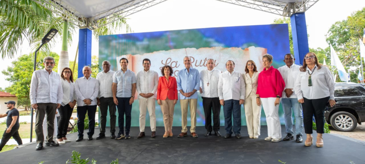 Abinader y autoridades en Puerto Plata