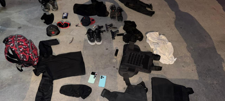 Distintos artefactos utilizados por los supuestos delincuentes abatidos por la Policía Nacional.