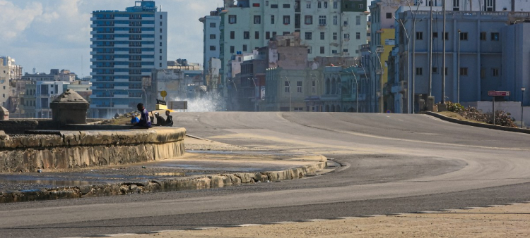 Una avenida permanece casi vacía en La Habana el 8 de febrero de 2026.