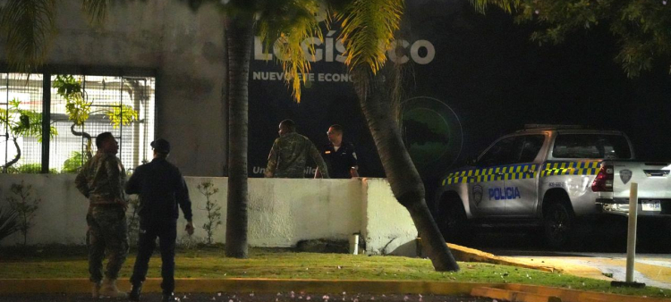 Policía investiga joven cayó al vacío tras lanzarse desde la plaza comercial.