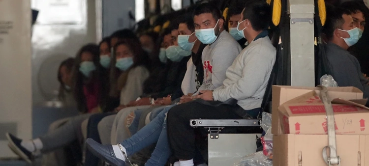 Migrantes en un avión para ser deportados a Guatemala, en Fort Bliss en El Paso, Texas, el 30 de enero del 2025.