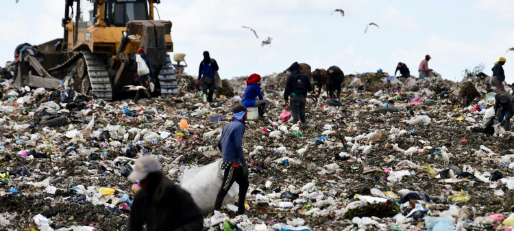 En el vertedero de Duquesa la gente llega temprano, las montañas de basura y los malos olores no son ya una noticia,