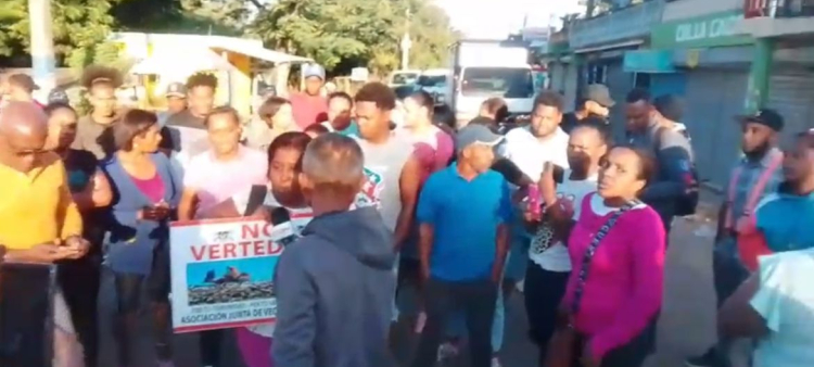 Comunitarios de La Cuaba en protesta en contra de declaraciones de viceministro de Medio Ambiente.