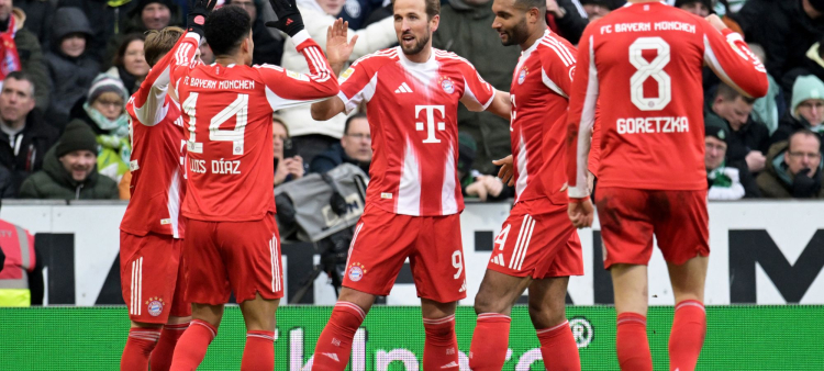 Harry Kane es felicitado por sus compañeros del Bayern tras anotar su segundo gol del encuentro.